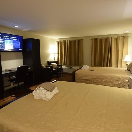 The Lion Inn & Suites Chetwynd Екстериор снимка