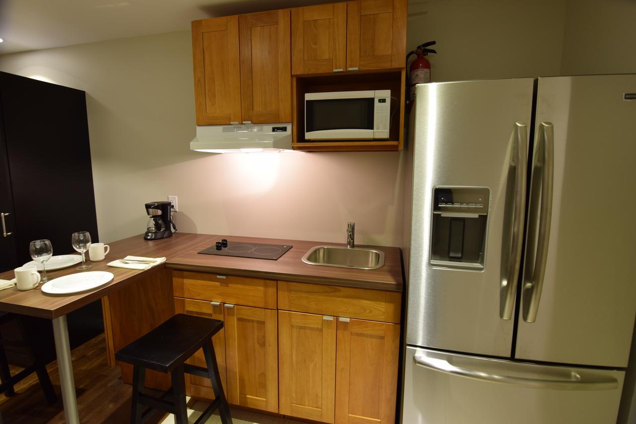 The Lion Inn & Suites Chetwynd Екстериор снимка