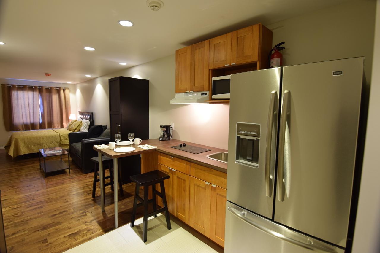 The Lion Inn & Suites Chetwynd Екстериор снимка