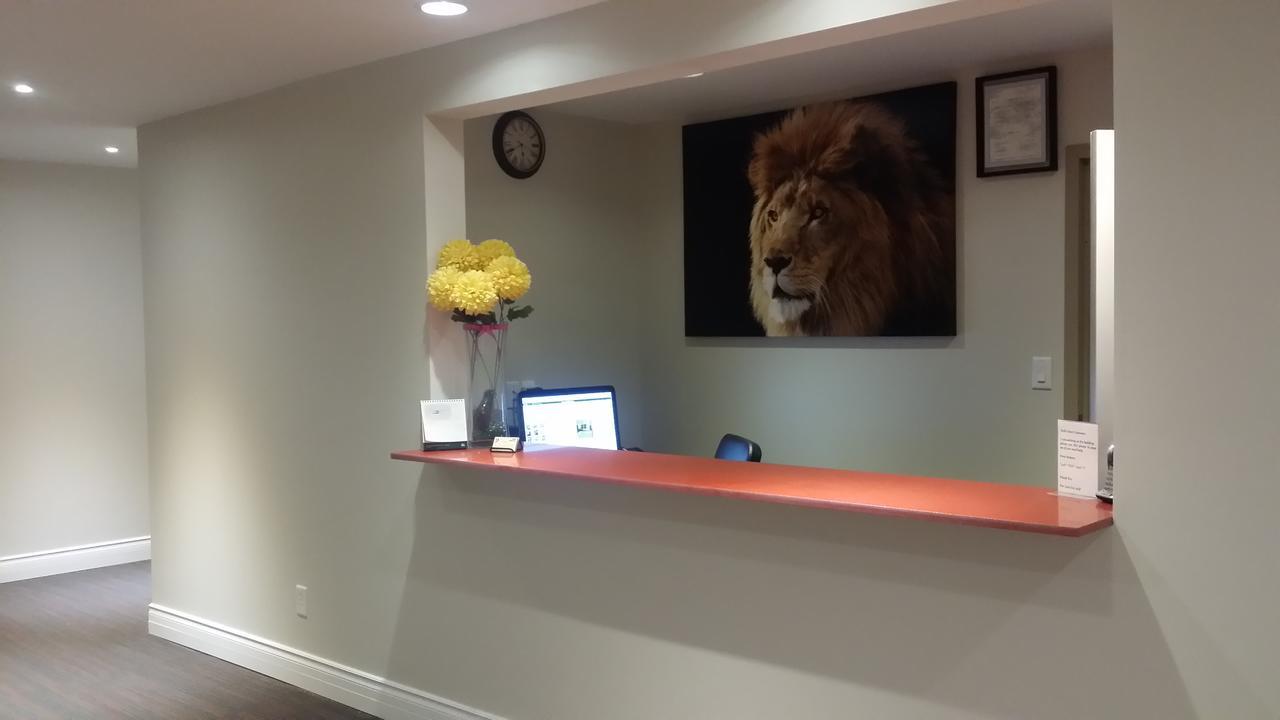 The Lion Inn & Suites Chetwynd Екстериор снимка