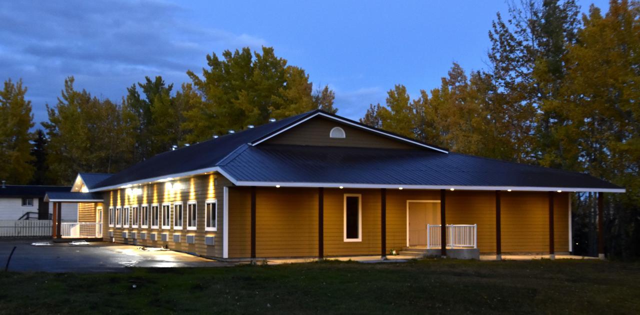 The Lion Inn & Suites Chetwynd Екстериор снимка
